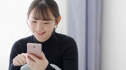 スマートフォンを操作する女性